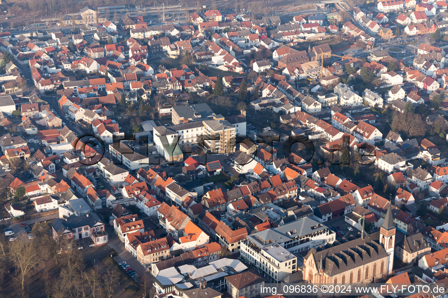 Vue aérienne de Église paroissiale Saint-Pierre et Paul dans le centre historique du centre-ville à Dieburg dans le département Hesse, Allemagne