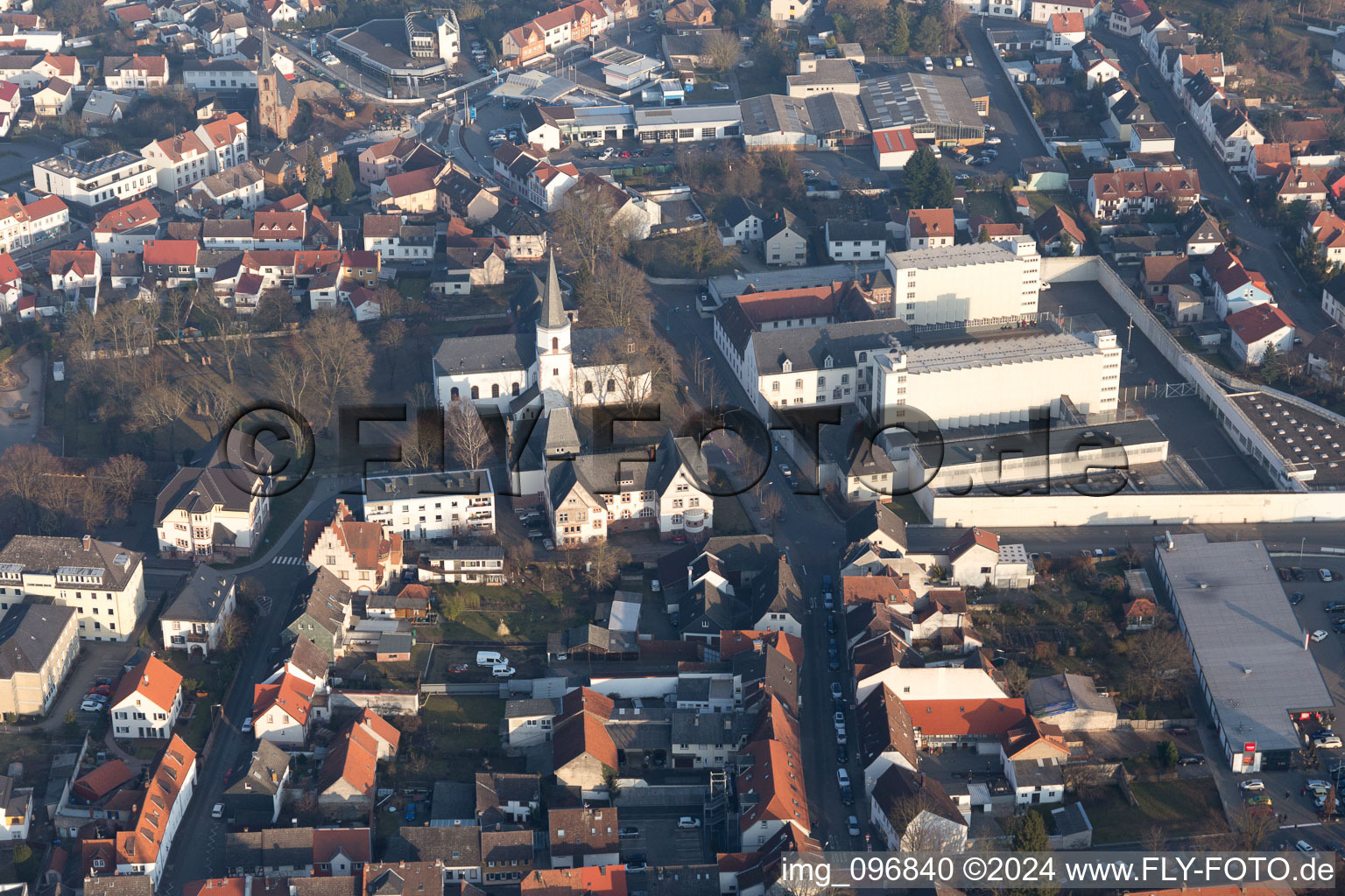 Vue aérienne de Établissement correctionnel et chapelle de la miséricorde à Dieburg dans le département Hesse, Allemagne