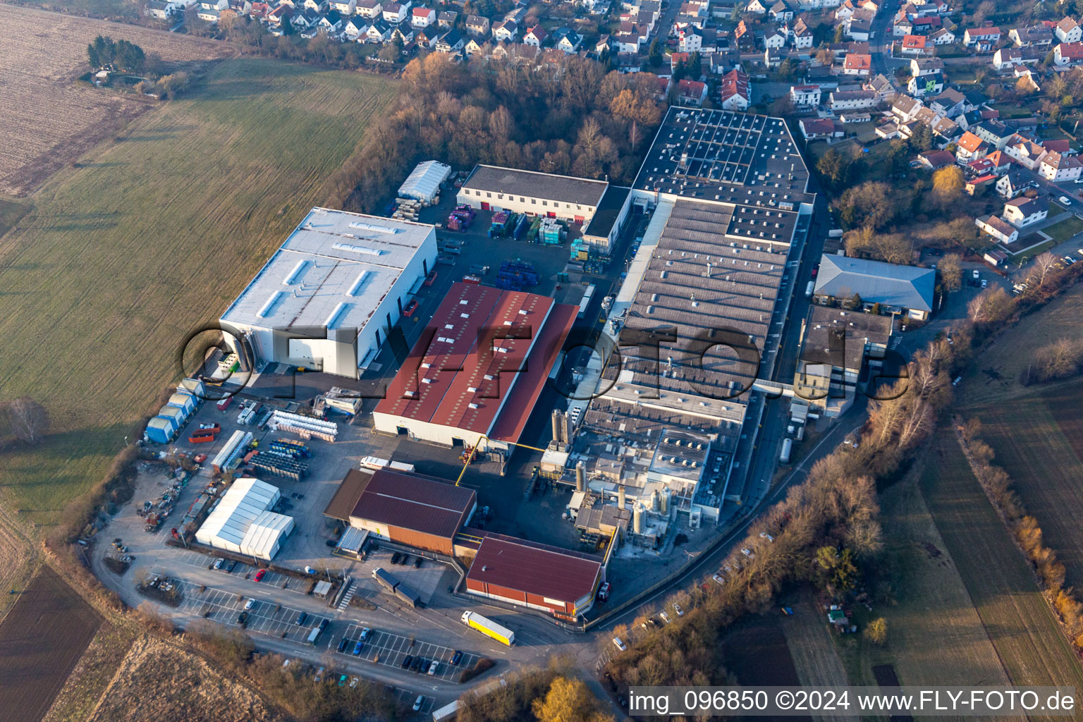 Vue aérienne de Autoneum Allemagne à le quartier Gundernhausen in Roßdorf dans le département Hesse, Allemagne