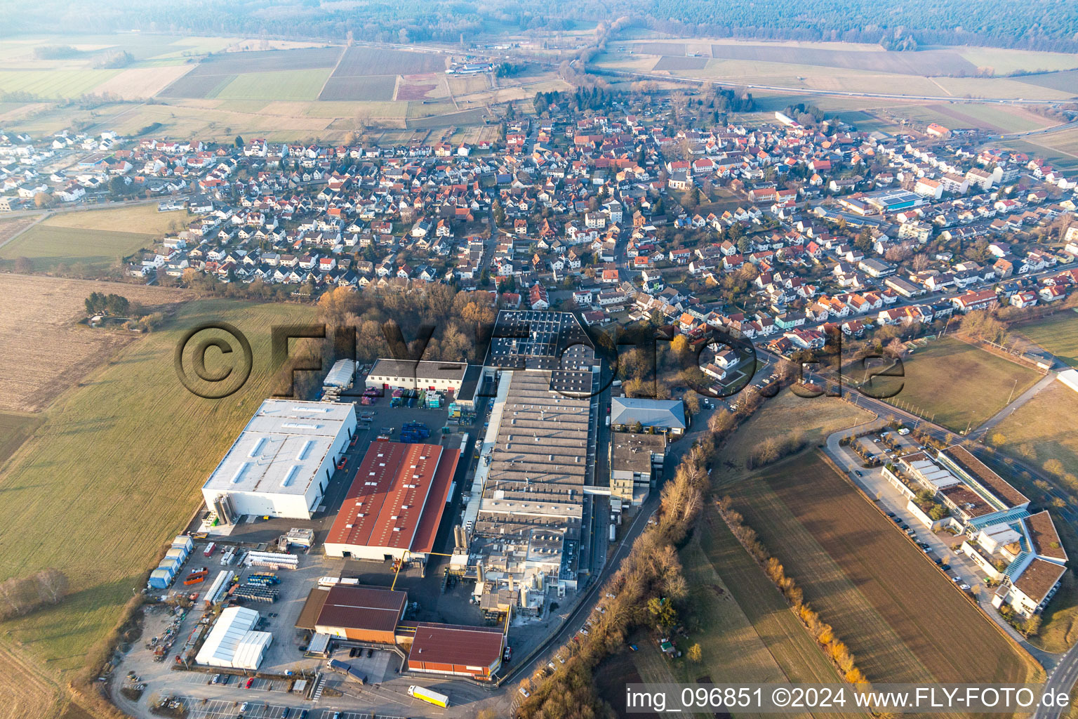 Vue aérienne de Autoneum Allemagne à le quartier Gundernhausen in Roßdorf dans le département Hesse, Allemagne