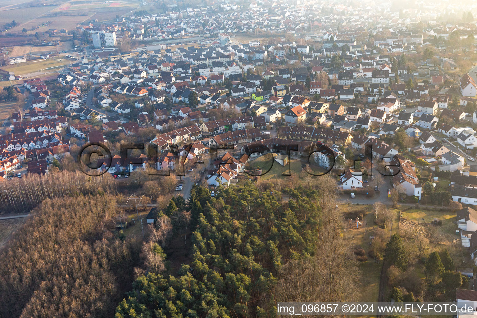 Vue aérienne de Rue de Weimar à Ober-Ramstadt dans le département Hesse, Allemagne