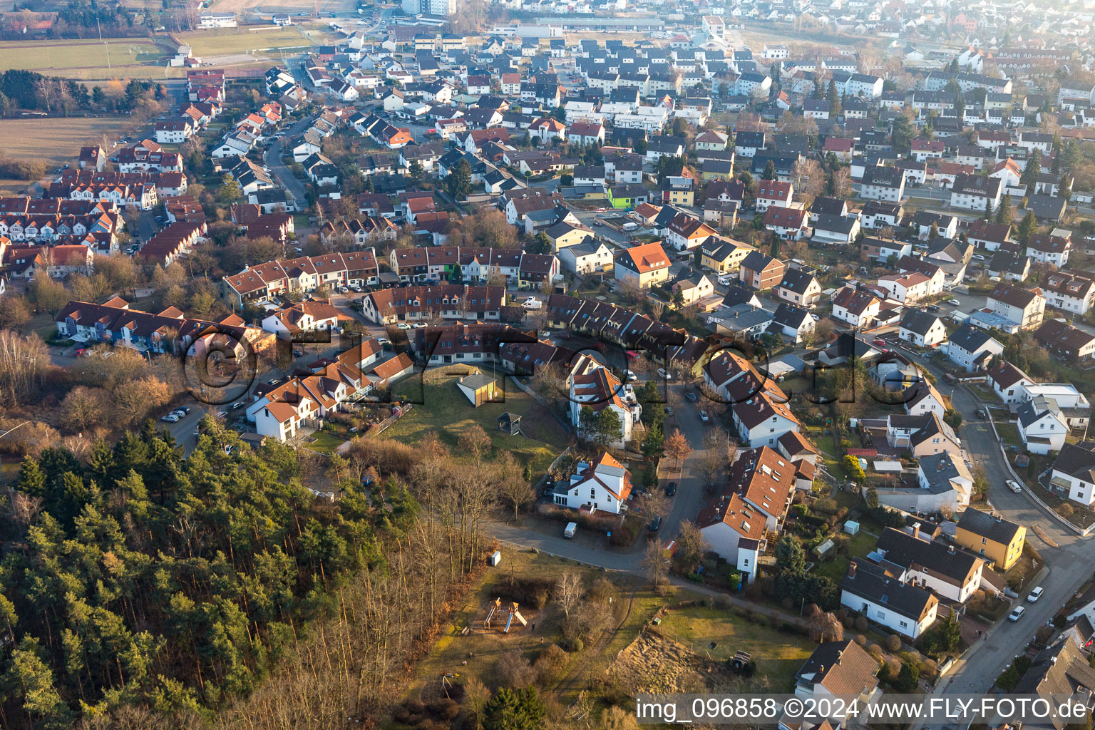 Vue aérienne de Vue sur village avec rues semi-circulaires à Ober-Ramstadt dans le département Hesse, Allemagne