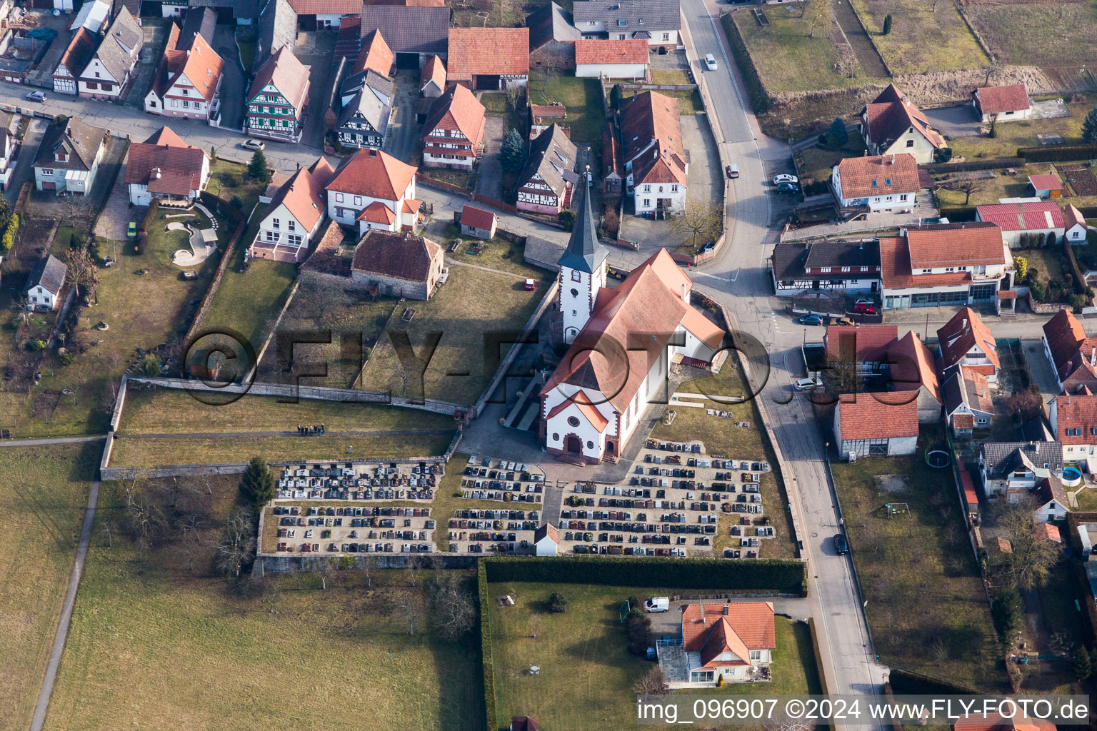 Vue aérienne de Cimetière de l'église Eglise catholique Saint-Martin à Seebach dans le département Bas Rhin, France