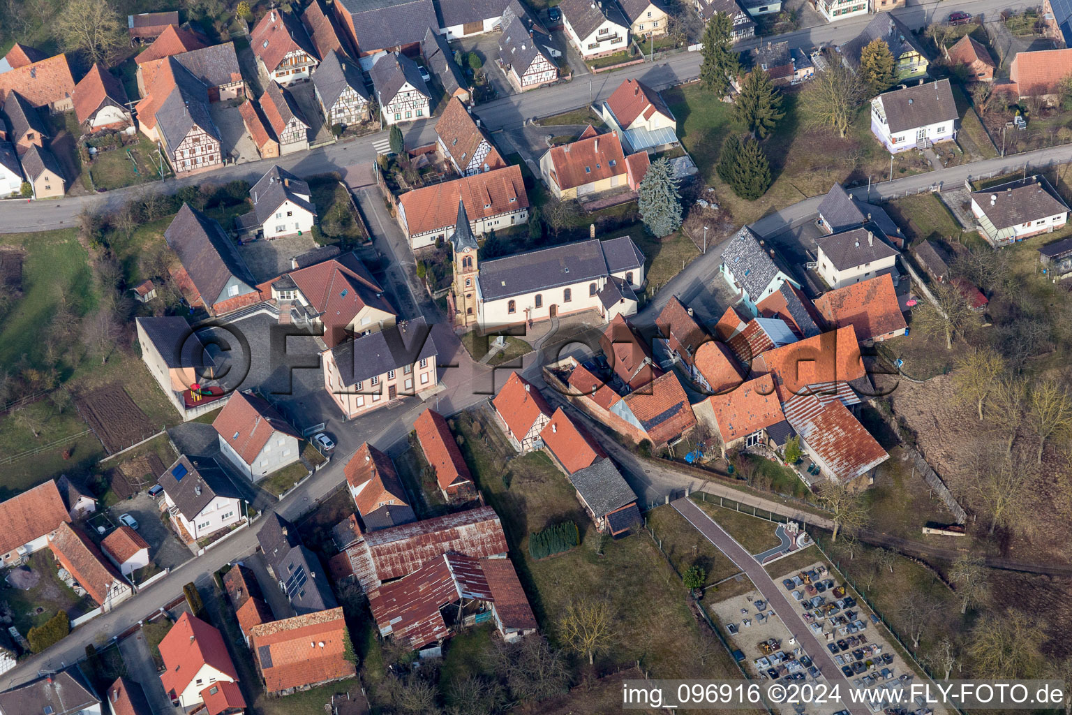 Vue aérienne de Champs agricoles et surfaces utilisables à Siegen dans le département Bas Rhin, France