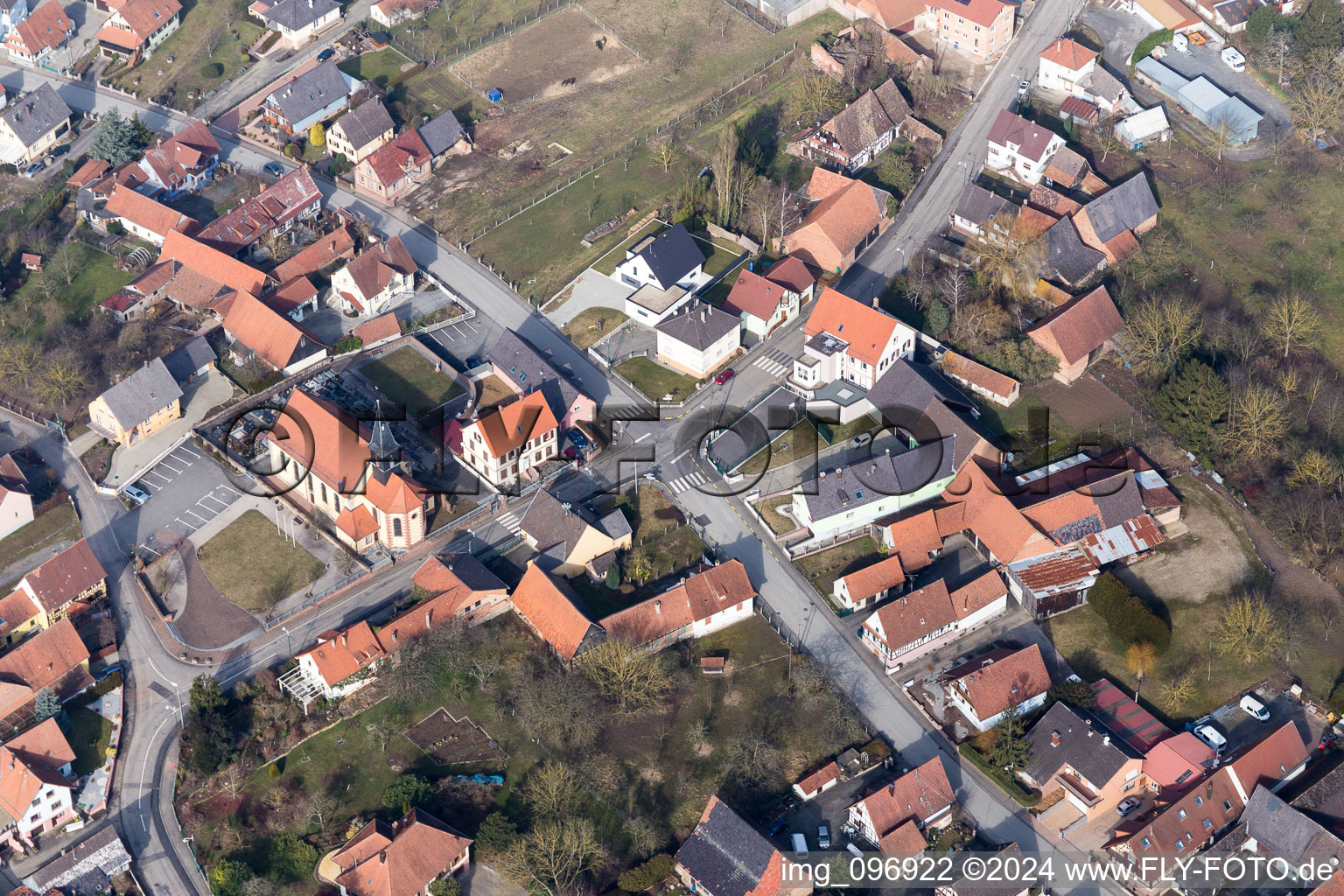 Vue aérienne de Bâtiment d'église au centre du village à Oberlauterbach dans le département Bas Rhin, France