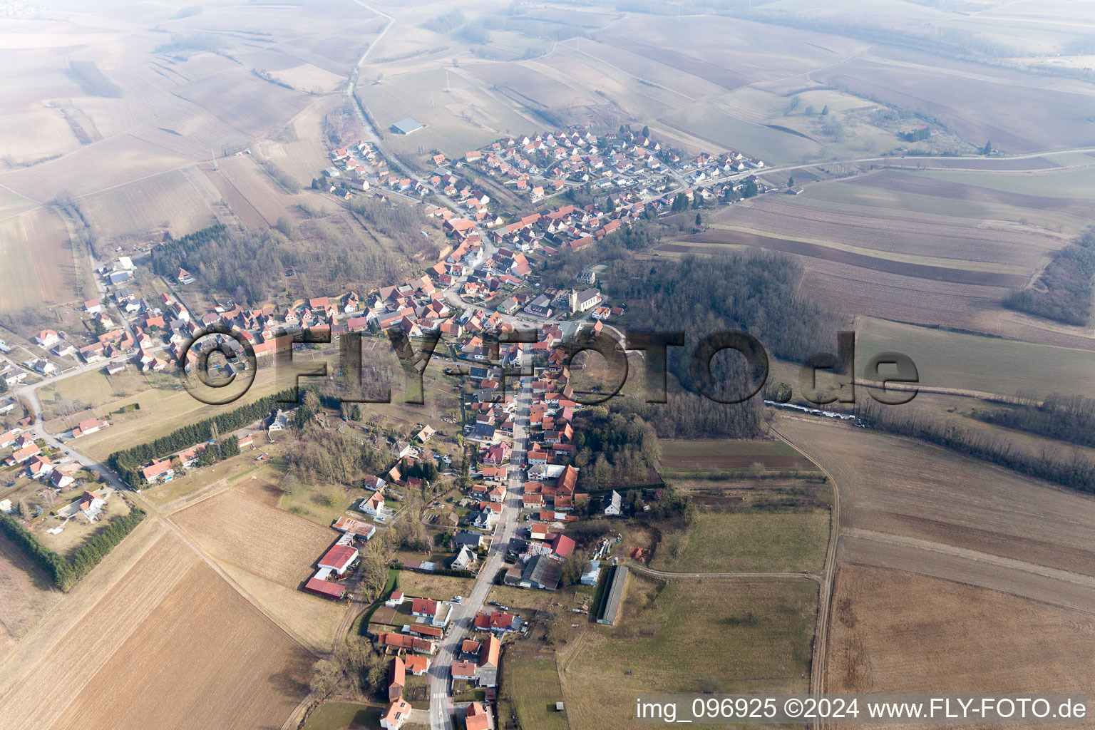 Neewiller-près-Lauterbourg dans le département Bas Rhin, France du point de vue du drone