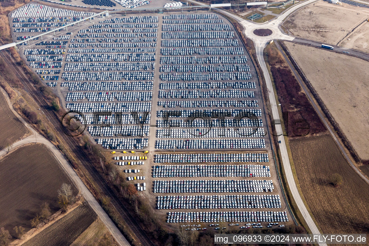 Vue aérienne de Des rangées interminables de voitures dans l'entrepôt douanier pour l'importation de voitures de Walon à Lauterbourg dans le département Bas Rhin, France