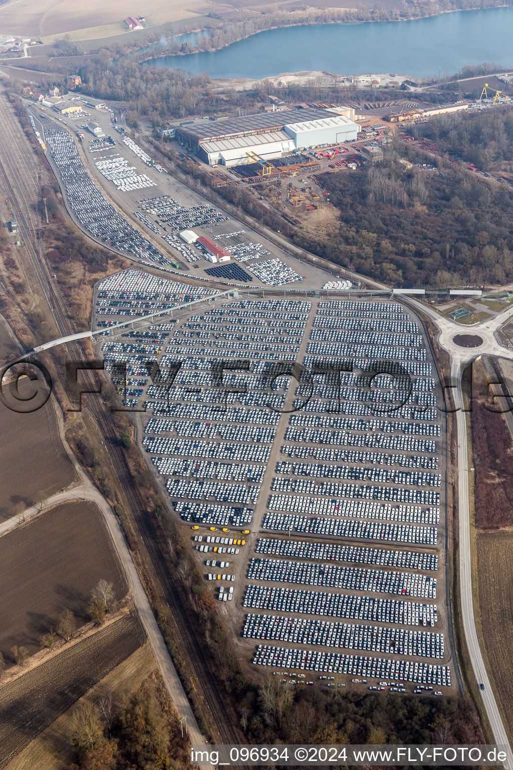 Photographie aérienne de Des rangées interminables de voitures dans l'entrepôt douanier pour l'importation de voitures de Walon à Lauterbourg dans le département Bas Rhin, France