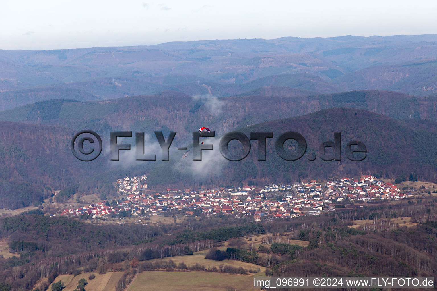 Vue d'oiseau de Wernersberg dans le département Rhénanie-Palatinat, Allemagne