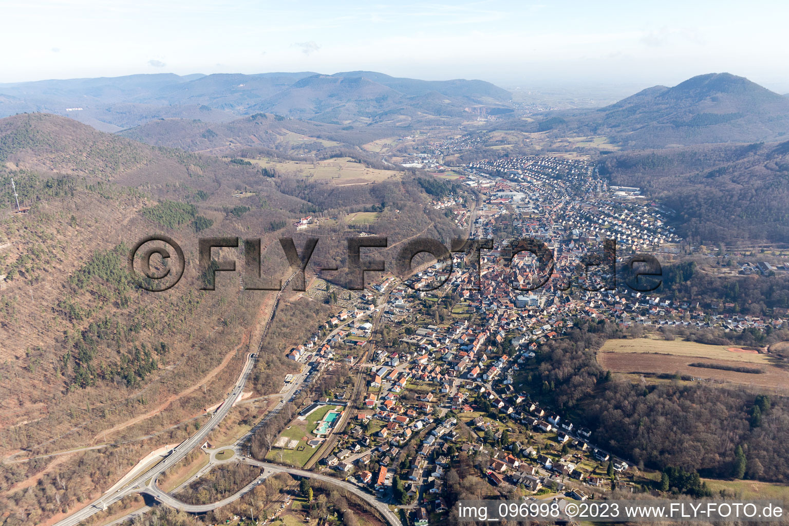 Vue aérienne de Annweiler am Trifels dans le département Rhénanie-Palatinat, Allemagne