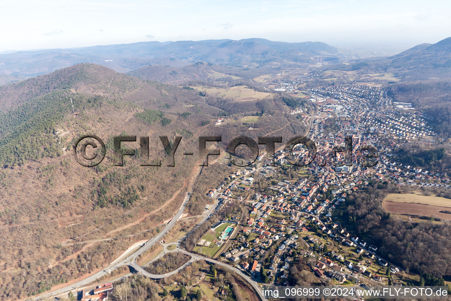 Photographie aérienne de Annweiler am Trifels dans le département Rhénanie-Palatinat, Allemagne