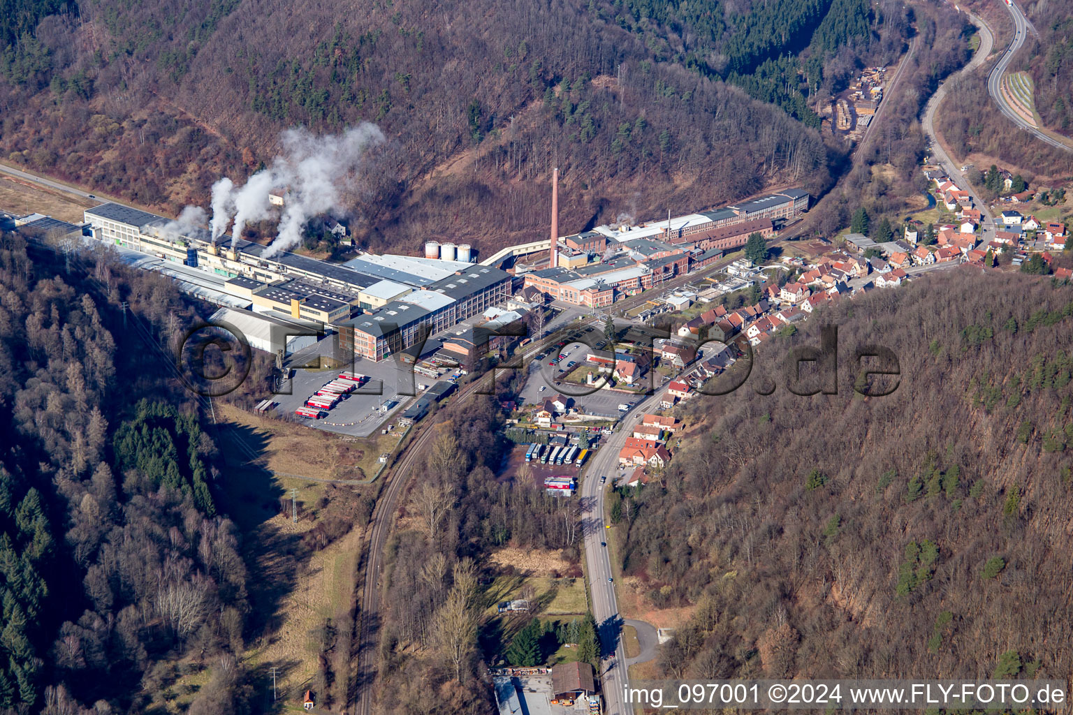 Vue aérienne de Les locaux de l'usine de carton Buchmann GmbH à le quartier Sarnstall in Annweiler am Trifels dans le département Rhénanie-Palatinat, Allemagne