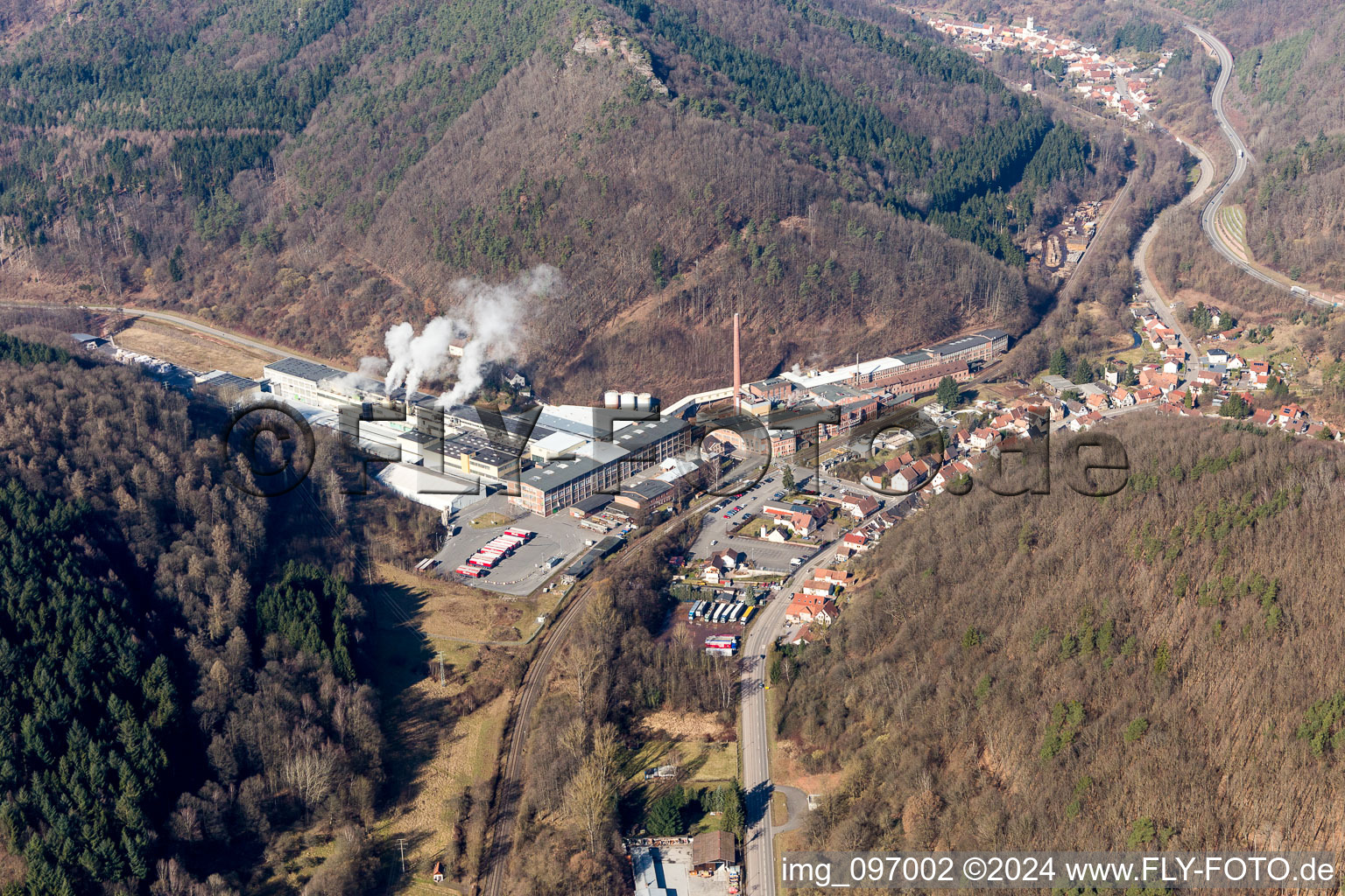 Vue aérienne de Les locaux de l'usine de carton Buchmann GmbH à le quartier Sarnstall in Annweiler am Trifels dans le département Rhénanie-Palatinat, Allemagne