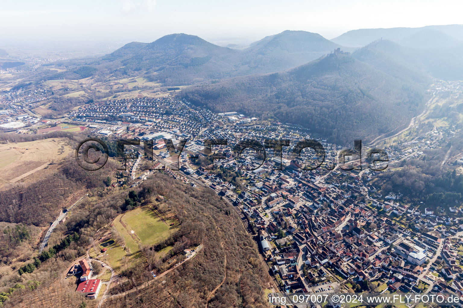 Annweiler am Trifels dans le département Rhénanie-Palatinat, Allemagne hors des airs