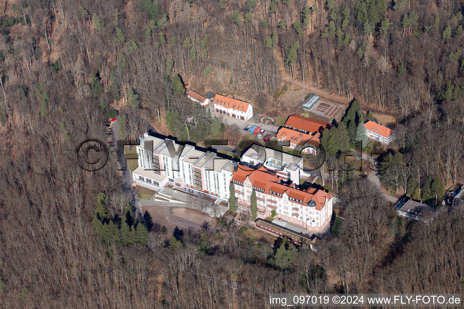 Photographie aérienne de Clinique spécialisée Eußerthal. Clinique de réhabilitation des toxicomanes à Eußerthal dans le département Rhénanie-Palatinat, Allemagne