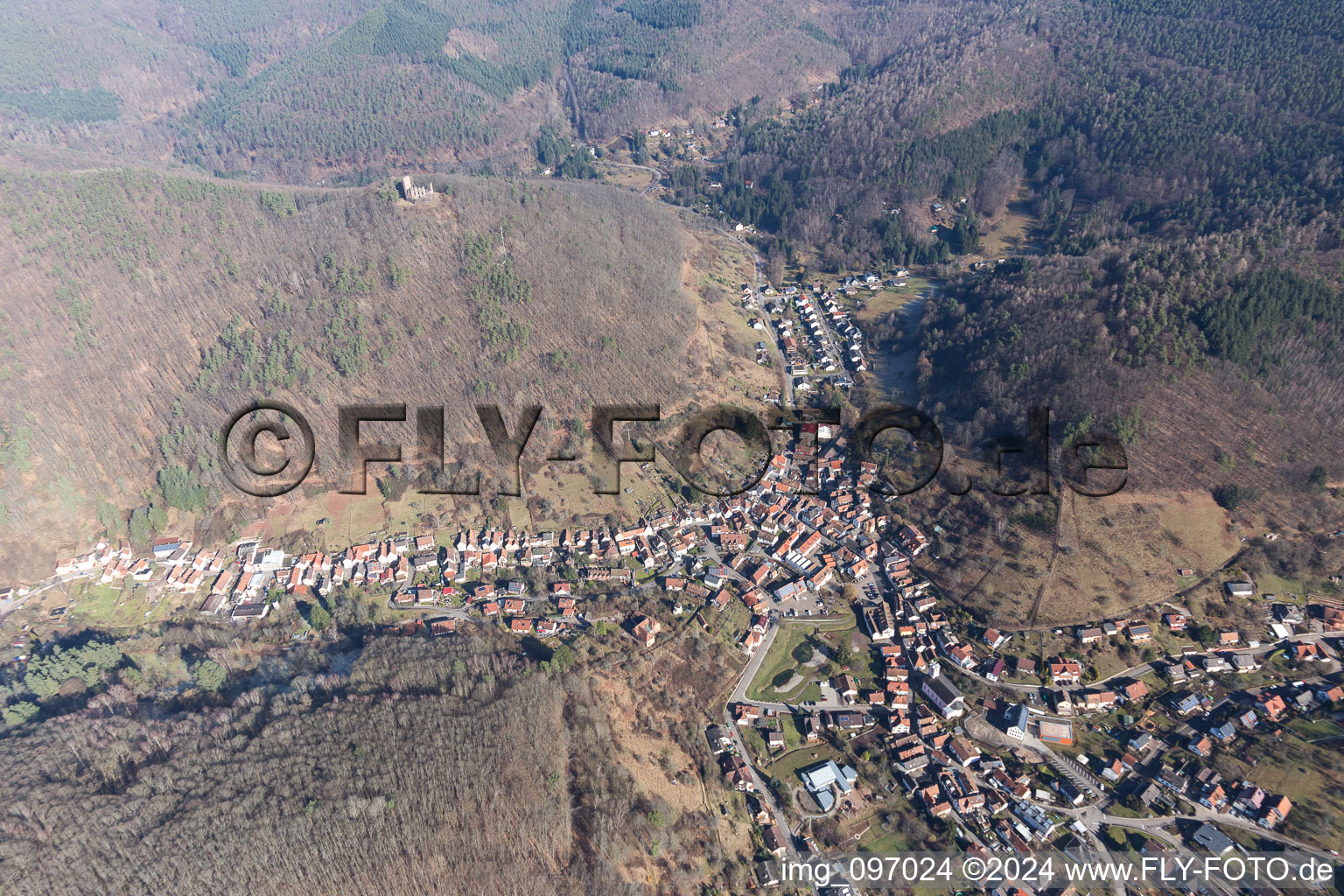 Ramberg dans le département Rhénanie-Palatinat, Allemagne du point de vue du drone