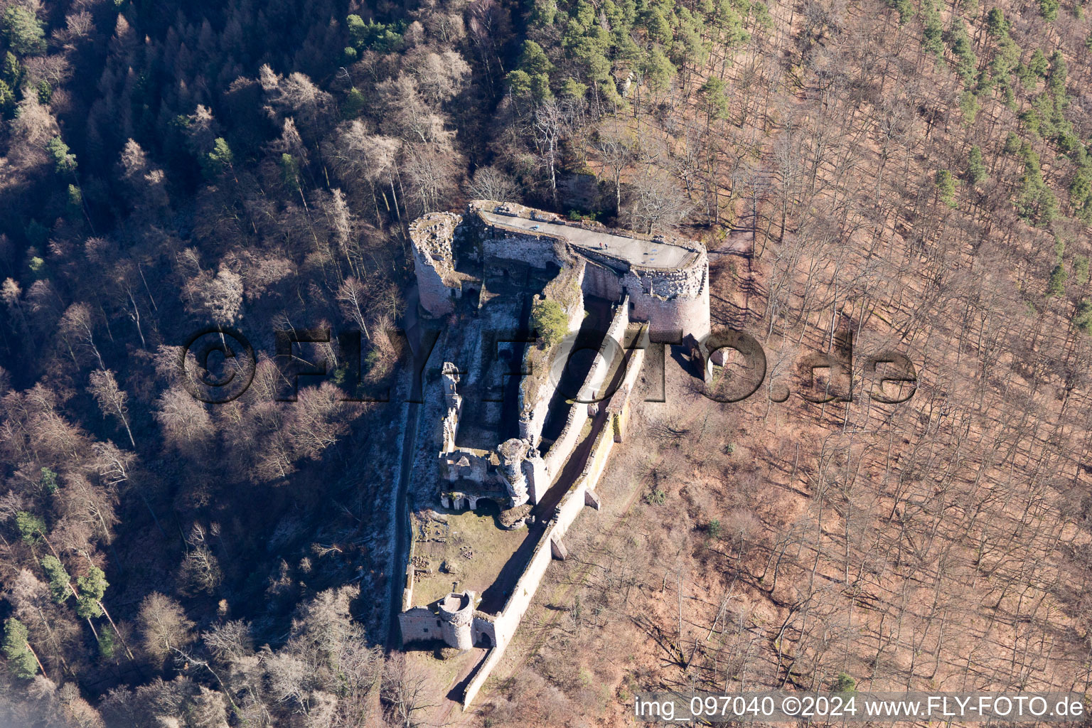 Vue aérienne de Ruines et vestiges des murs de l'ancien complexe du château et du château de Neuscharfeneck à Ramberg dans le département Rhénanie-Palatinat, Allemagne