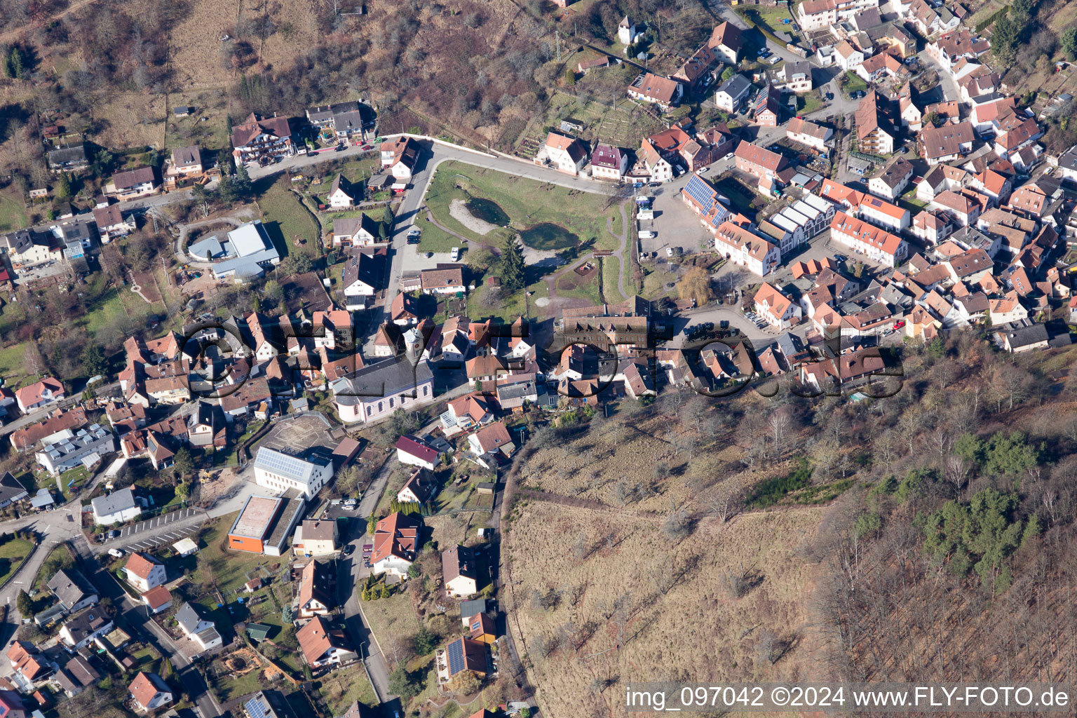 Vue aérienne de Vue sur le village à Dernbach dans le département Rhénanie-Palatinat, Allemagne