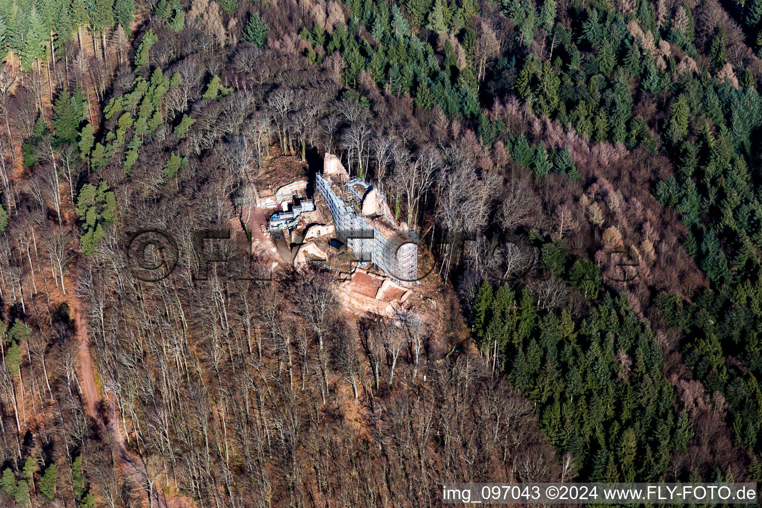 Vue aérienne de Ruines et vestiges du mur de l'ancien château de Meistersel à Ramberg dans le département Rhénanie-Palatinat, Allemagne