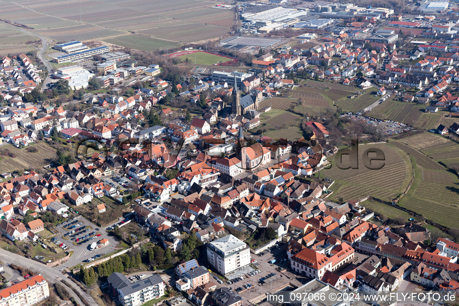 Vue aérienne de Vue des rues et des maisons des quartiers résidentiels à Edenkoben dans le département Rhénanie-Palatinat, Allemagne