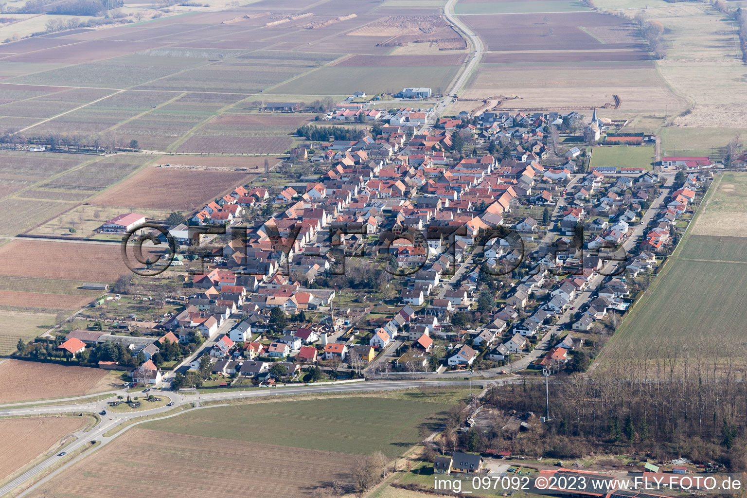 Vue aérienne de Vue des rues et des maisons des quartiers résidentiels à Altdorf dans le département Rhénanie-Palatinat, Allemagne