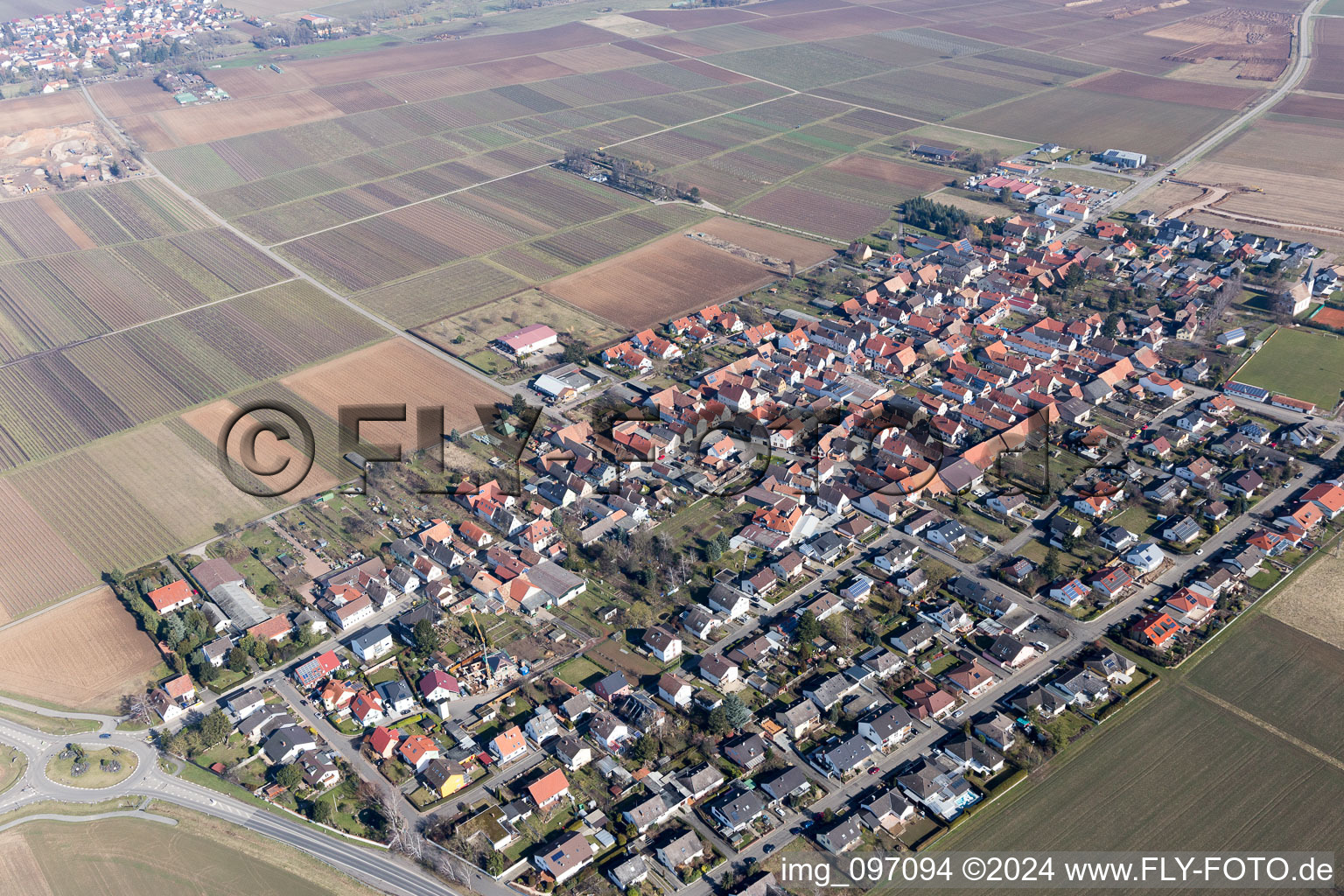 Vue oblique de Vue des rues et des maisons des quartiers résidentiels à Altdorf dans le département Rhénanie-Palatinat, Allemagne