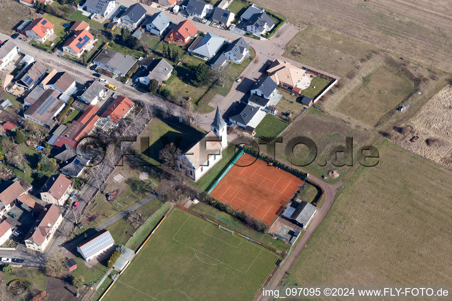 Vue des rues et des maisons des quartiers résidentiels à Altdorf dans le département Rhénanie-Palatinat, Allemagne d'en haut