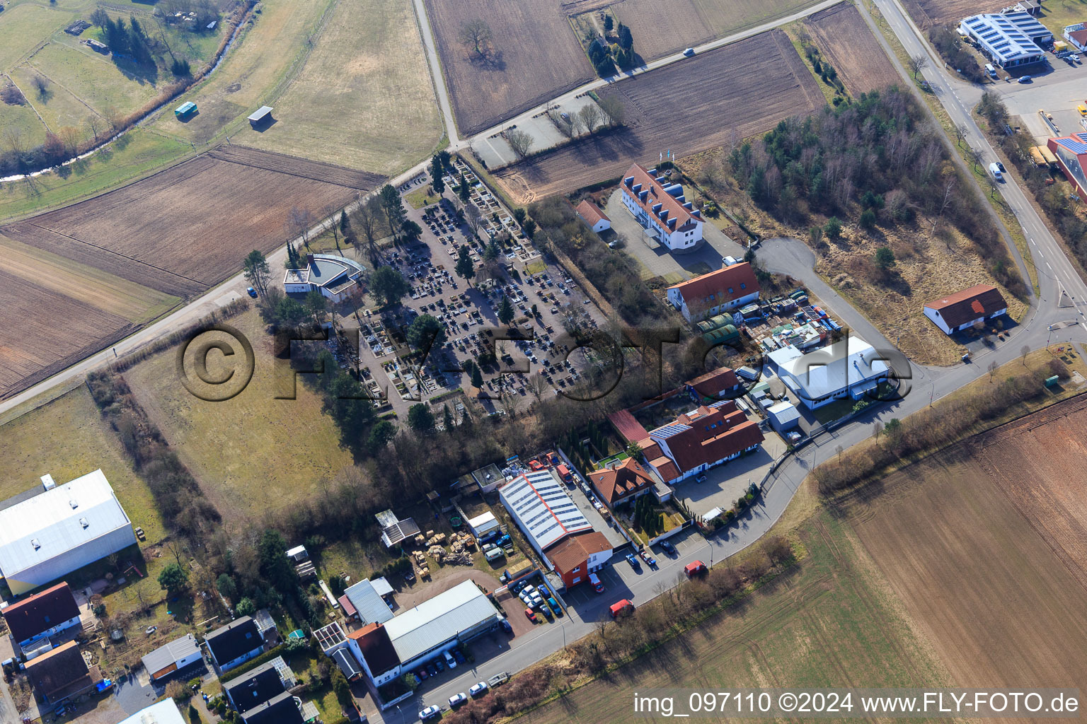 Harthausen dans le département Rhénanie-Palatinat, Allemagne du point de vue du drone