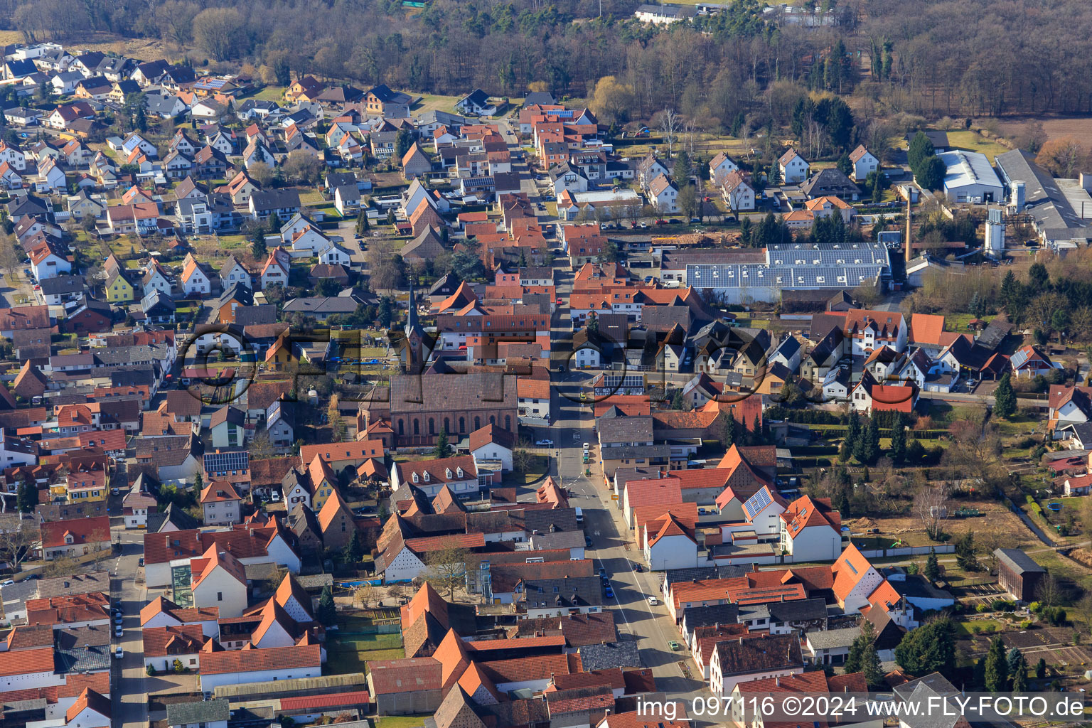 Vue aérienne de La Speyerer Straße vue de l'est avec l'église catholique Saint-Jean-Baptiste et la société Eugen Hufnagel GmbH & Co. KG à Harthausen dans le département Rhénanie-Palatinat, Allemagne