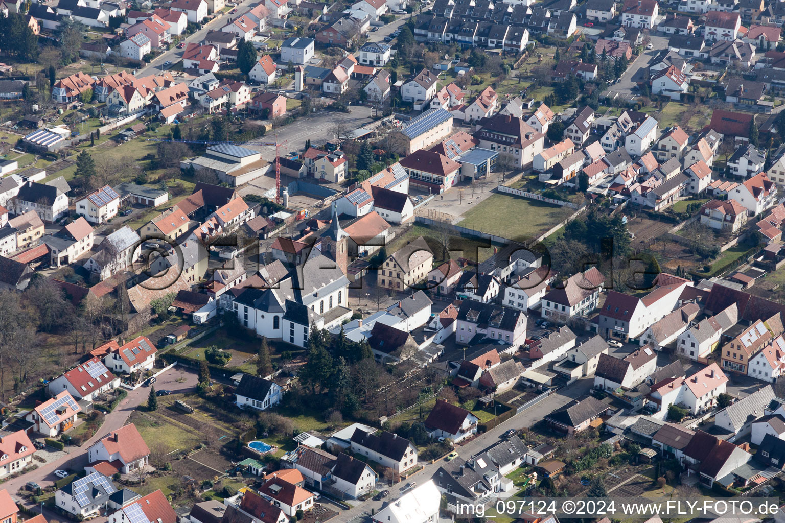 Vue aérienne de Église catholique de Saint-Sigismond à le quartier Heiligenstein in Römerberg dans le département Rhénanie-Palatinat, Allemagne