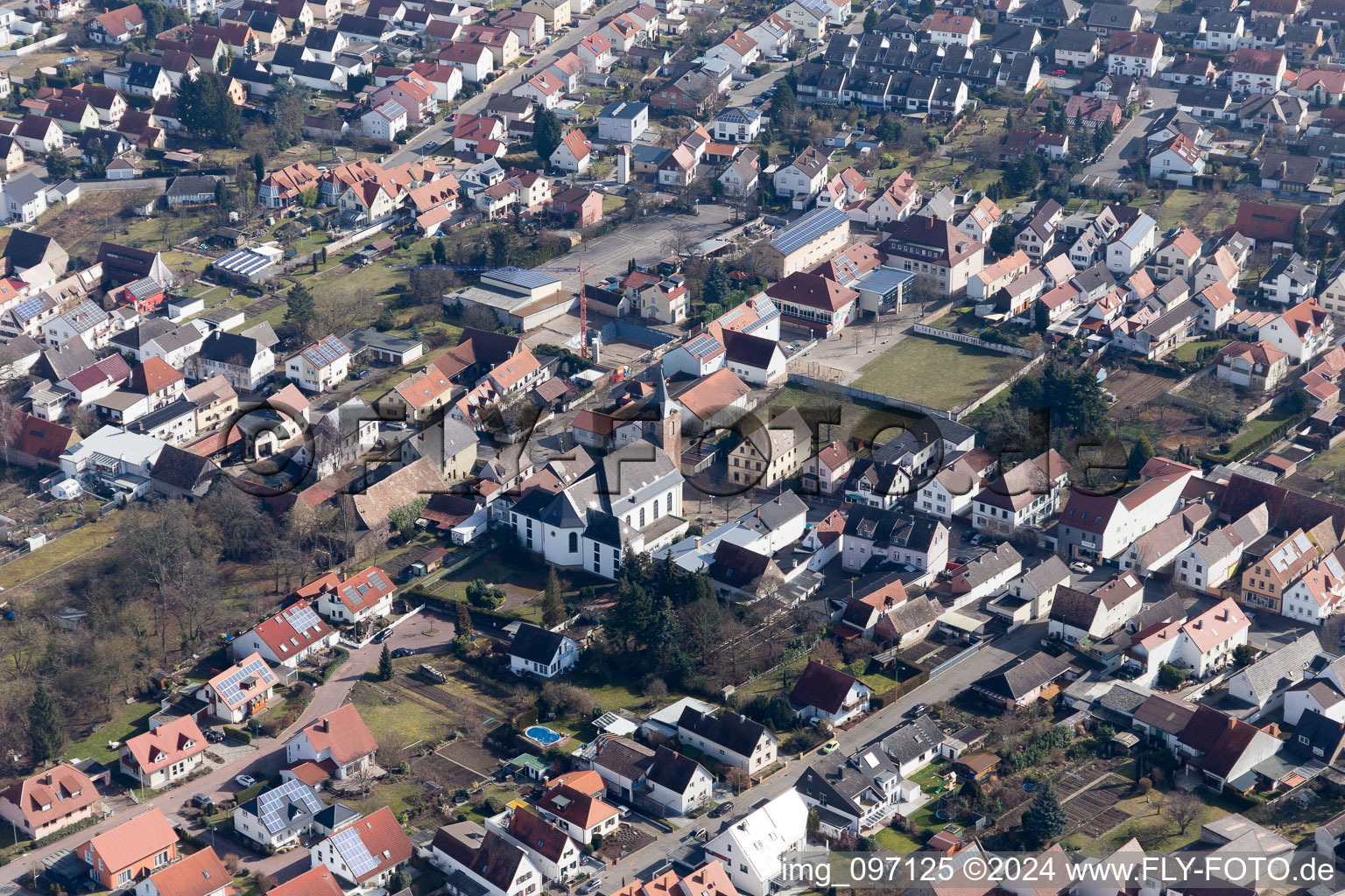 Vue aérienne de Église catholique de Saint-Sigismond à le quartier Heiligenstein in Römerberg dans le département Rhénanie-Palatinat, Allemagne