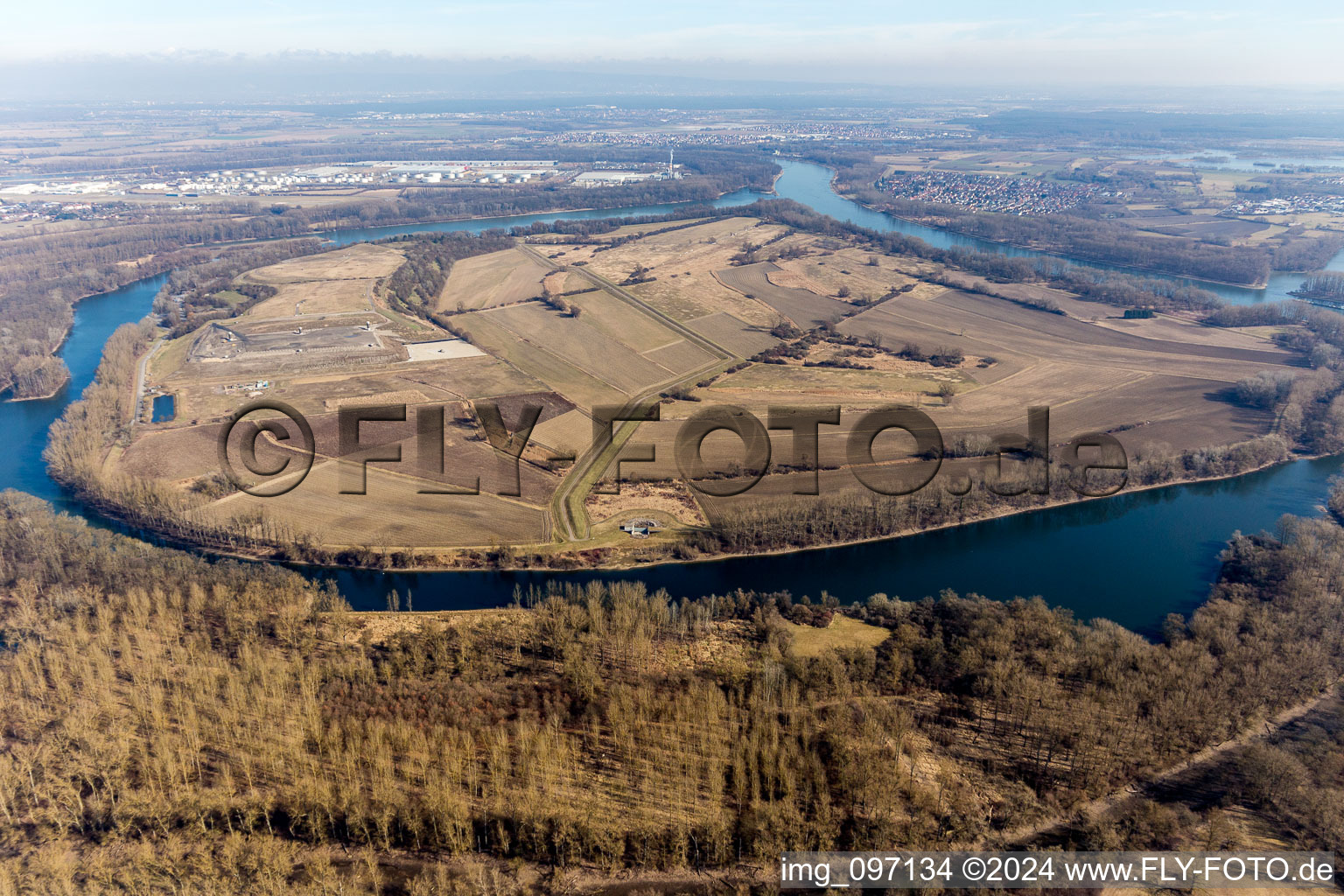 Vue aérienne de Travaux d'étanchéité sur la décharge BASF sur l'île de Flotzgrün au bord du Rhin à le quartier Berghausen in Römerberg dans le département Rhénanie-Palatinat, Allemagne