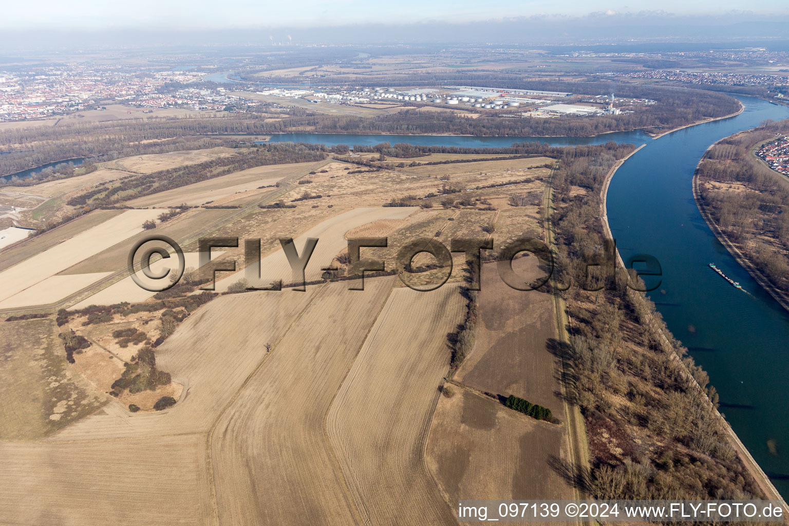 Vue aérienne de Île Flotzgrün avec décharge BASF à le quartier Mechtersheim in Römerberg dans le département Rhénanie-Palatinat, Allemagne