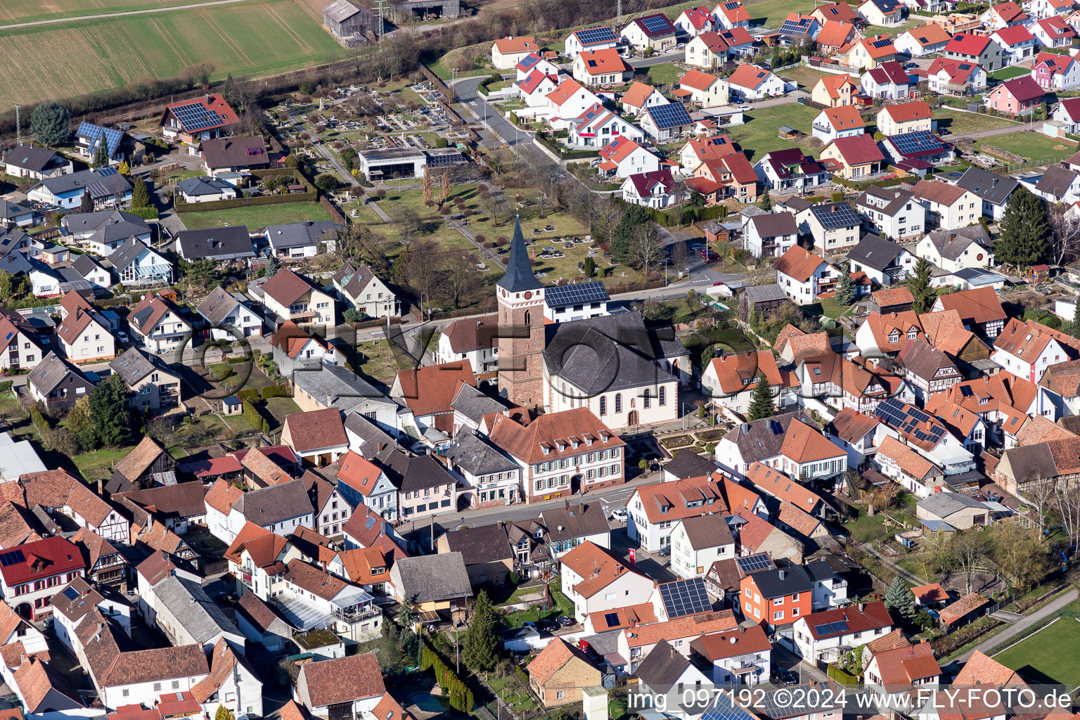 Vue aérienne de Bâtiment d'église au centre du village à le quartier Schaidt in Wörth am Rhein dans le département Rhénanie-Palatinat, Allemagne