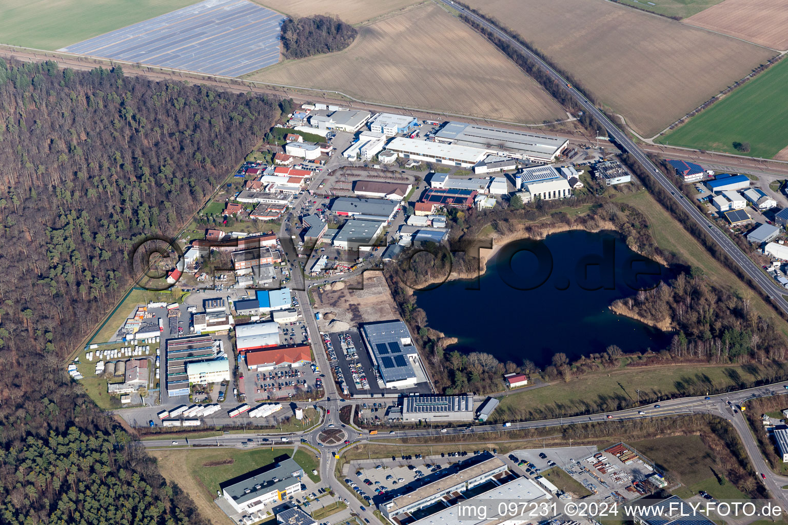 Vue aérienne de Zone commerciale Am Hasenbiel près du lac Stutensee à le quartier Blankenloch in Stutensee dans le département Bade-Wurtemberg, Allemagne