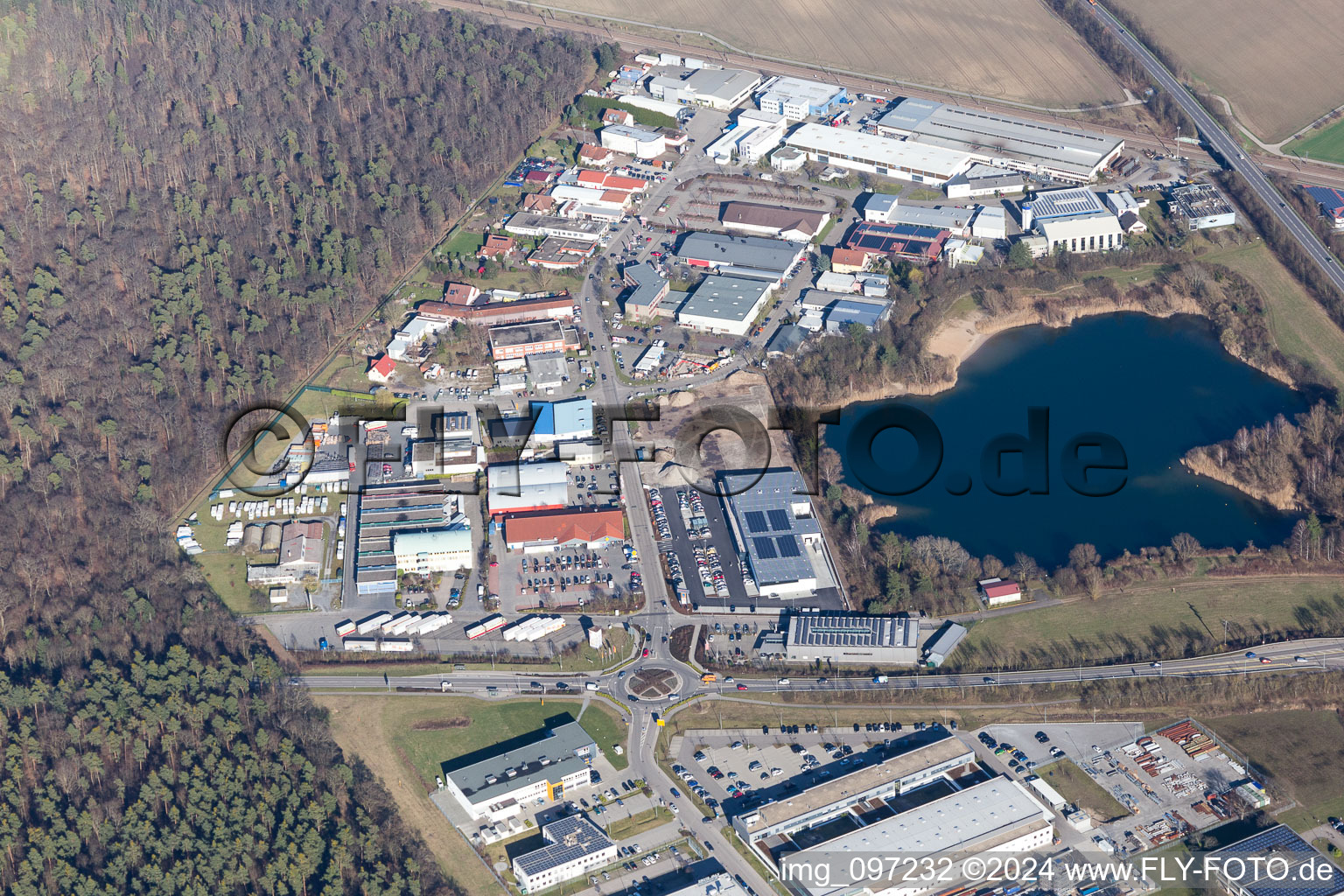 Vue aérienne de Zone commerciale Am Hasenbiel près du lac Stutensee à le quartier Blankenloch in Stutensee dans le département Bade-Wurtemberg, Allemagne