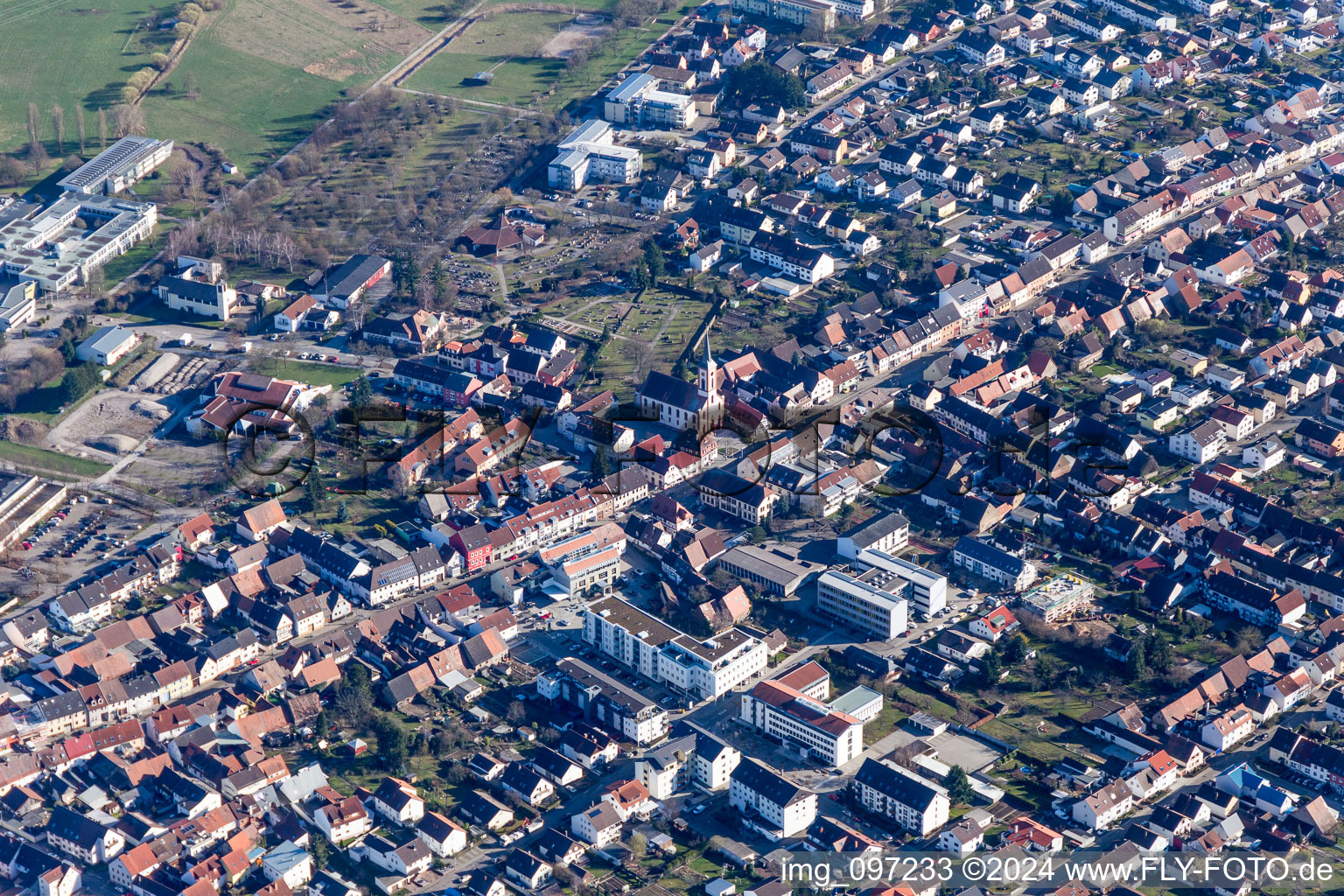 Vue aérienne de Rue Haupt à le quartier Blankenloch in Stutensee dans le département Bade-Wurtemberg, Allemagne