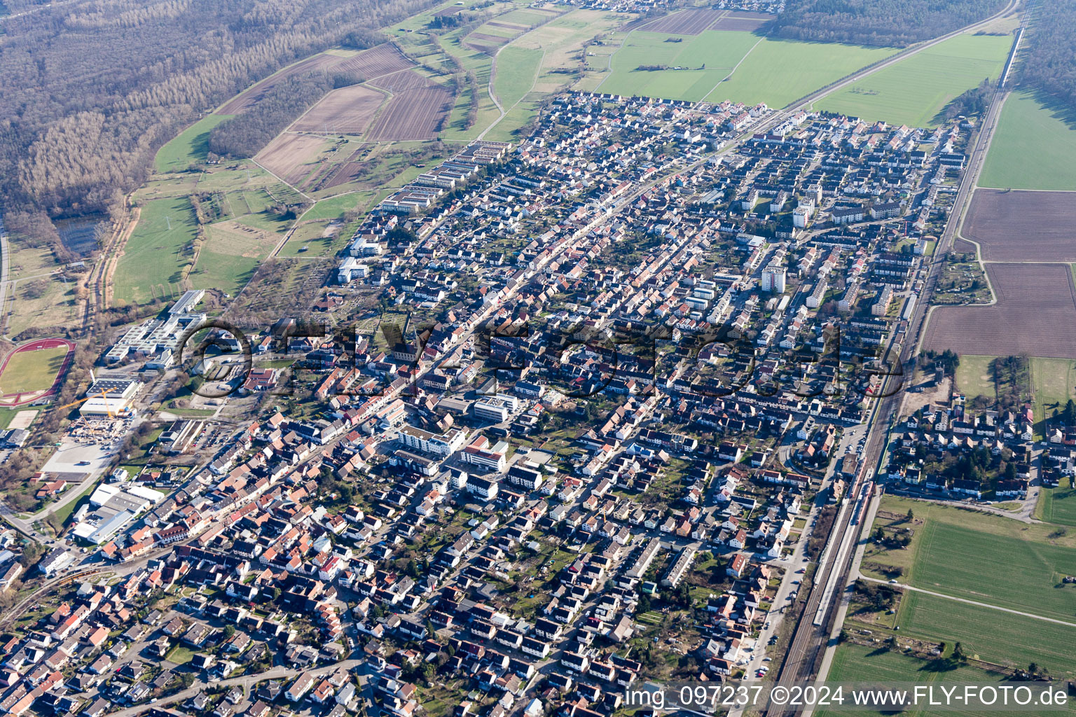 Vue oblique de Rue Haupt à le quartier Blankenloch in Stutensee dans le département Bade-Wurtemberg, Allemagne