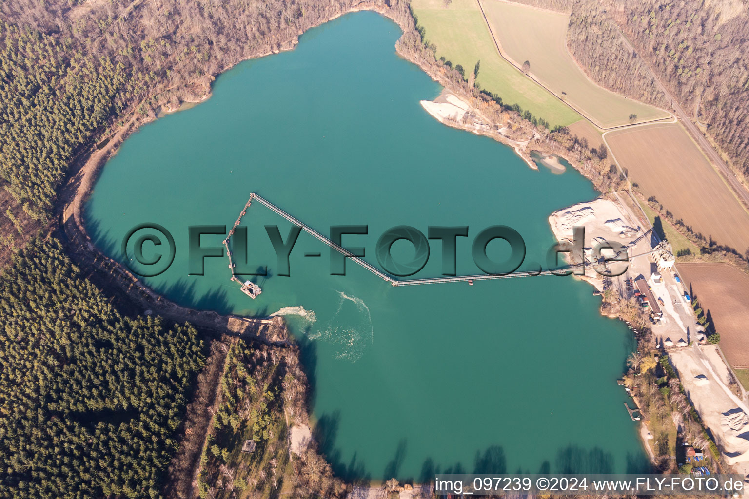 Vue aérienne de Terrain et zones de déchets de la mine à ciel ouvert de gravier de Scherrieble Kieswerk à Weingartener Baggerseen à Weingarten dans le département Bade-Wurtemberg, Allemagne