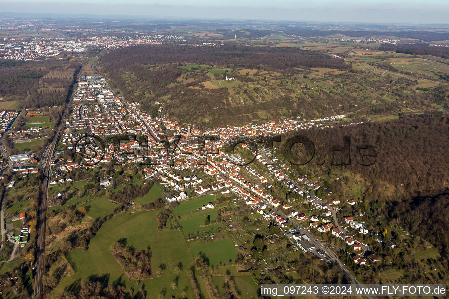 Vue aérienne de Du sud à le quartier Untergrombach in Bruchsal dans le département Bade-Wurtemberg, Allemagne