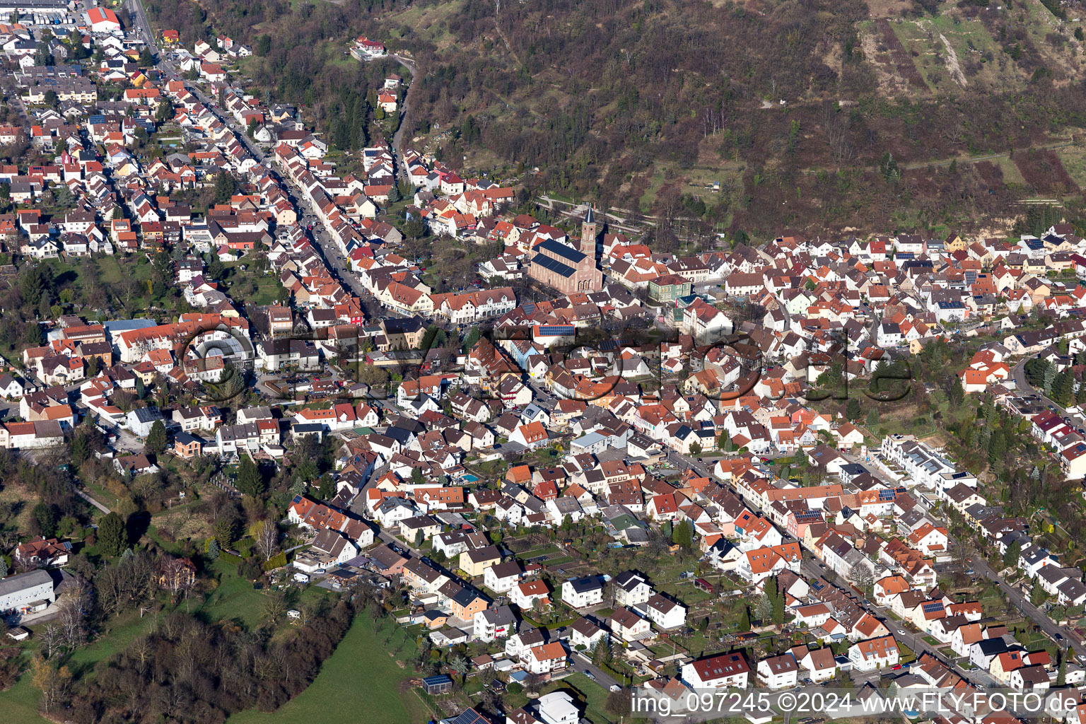 Vue aérienne de Église paroissiale de Côme et Damien à le quartier Untergrombach in Bruchsal dans le département Bade-Wurtemberg, Allemagne