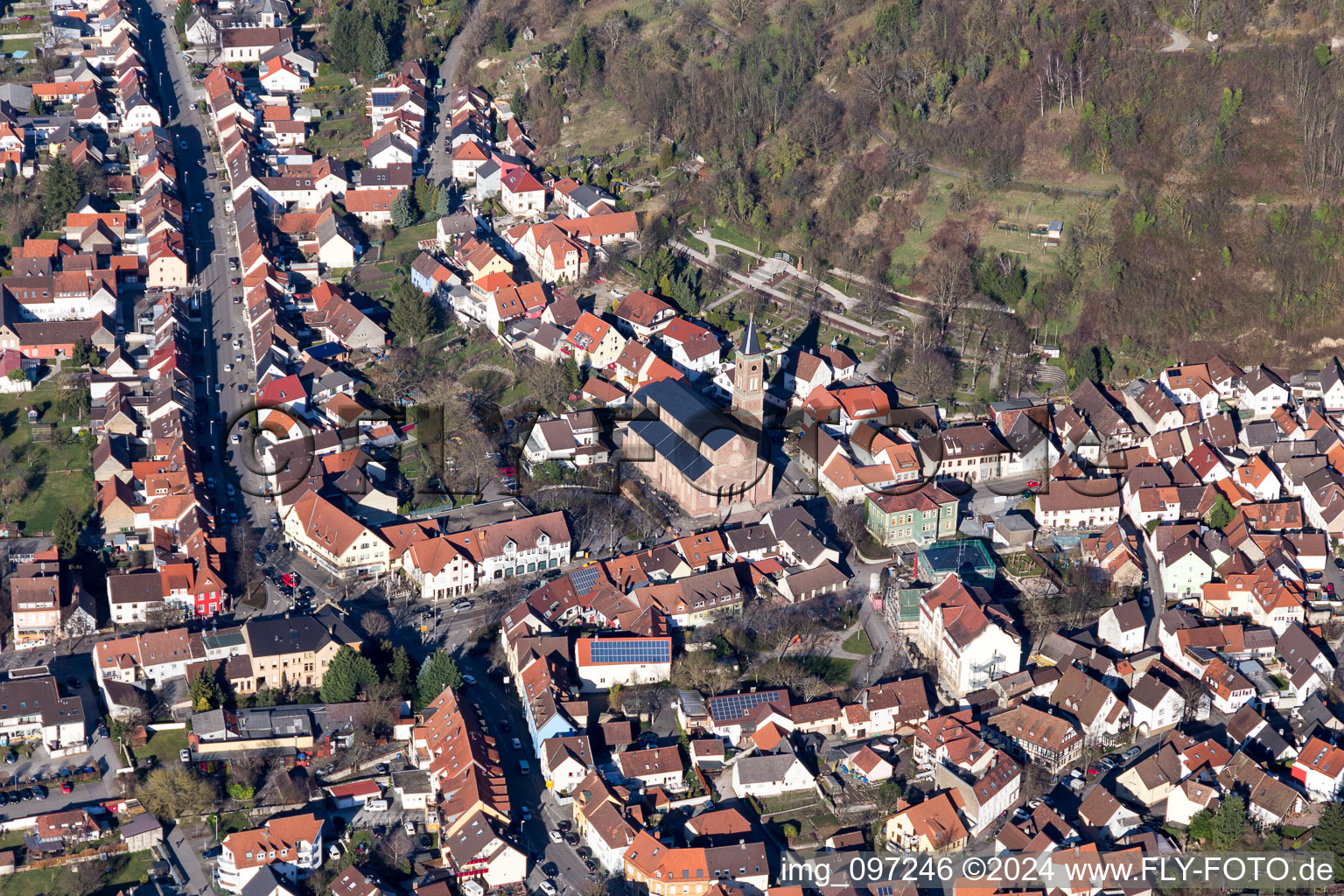 Vue aérienne de Église paroissiale de Côme et Damien à le quartier Untergrombach in Bruchsal dans le département Bade-Wurtemberg, Allemagne