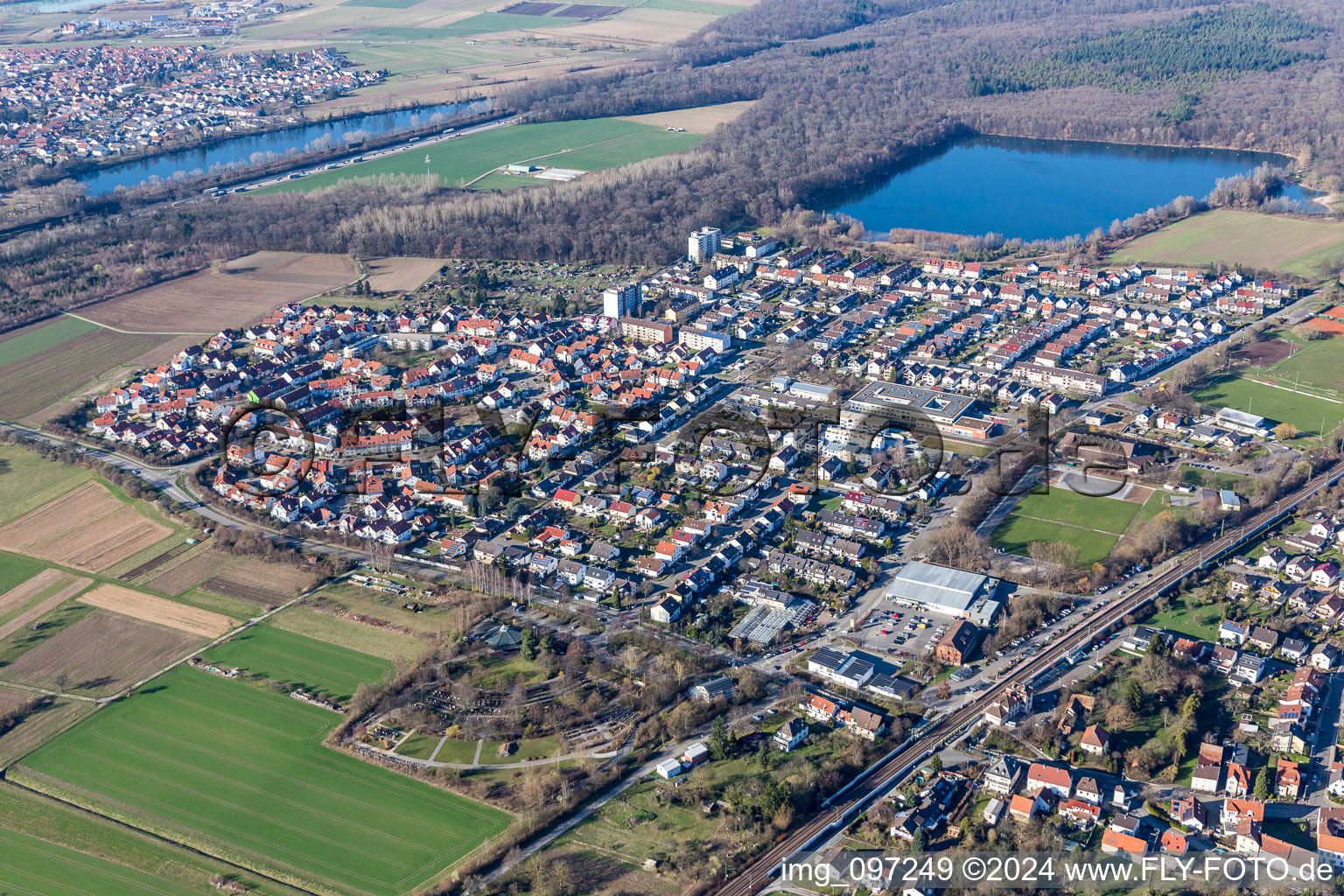 Vue aérienne de Zones riveraines du lac de carrière Untergrombach en Untergrombach à le quartier Untergrombach in Bruchsal dans le département Bade-Wurtemberg, Allemagne