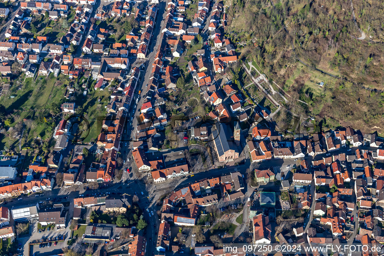 Vue aérienne de Église paroissiale Côme et Damien, B3 à le quartier Untergrombach in Bruchsal dans le département Bade-Wurtemberg, Allemagne