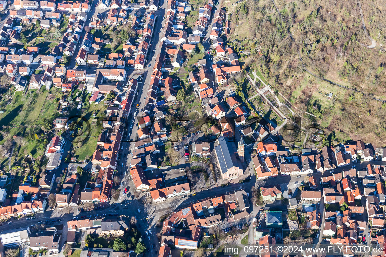 Vue aérienne de Vieux cimetière à le quartier Untergrombach in Bruchsal dans le département Bade-Wurtemberg, Allemagne