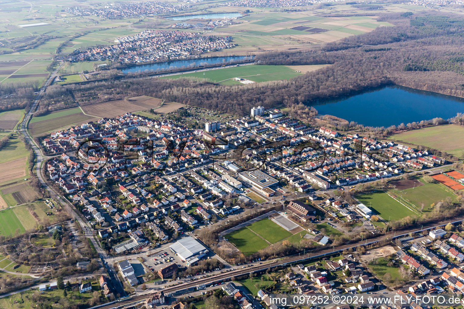 Vue aérienne de Zones riveraines du lac de carrière Untergrombach en Untergrombach à le quartier Untergrombach in Bruchsal dans le département Bade-Wurtemberg, Allemagne