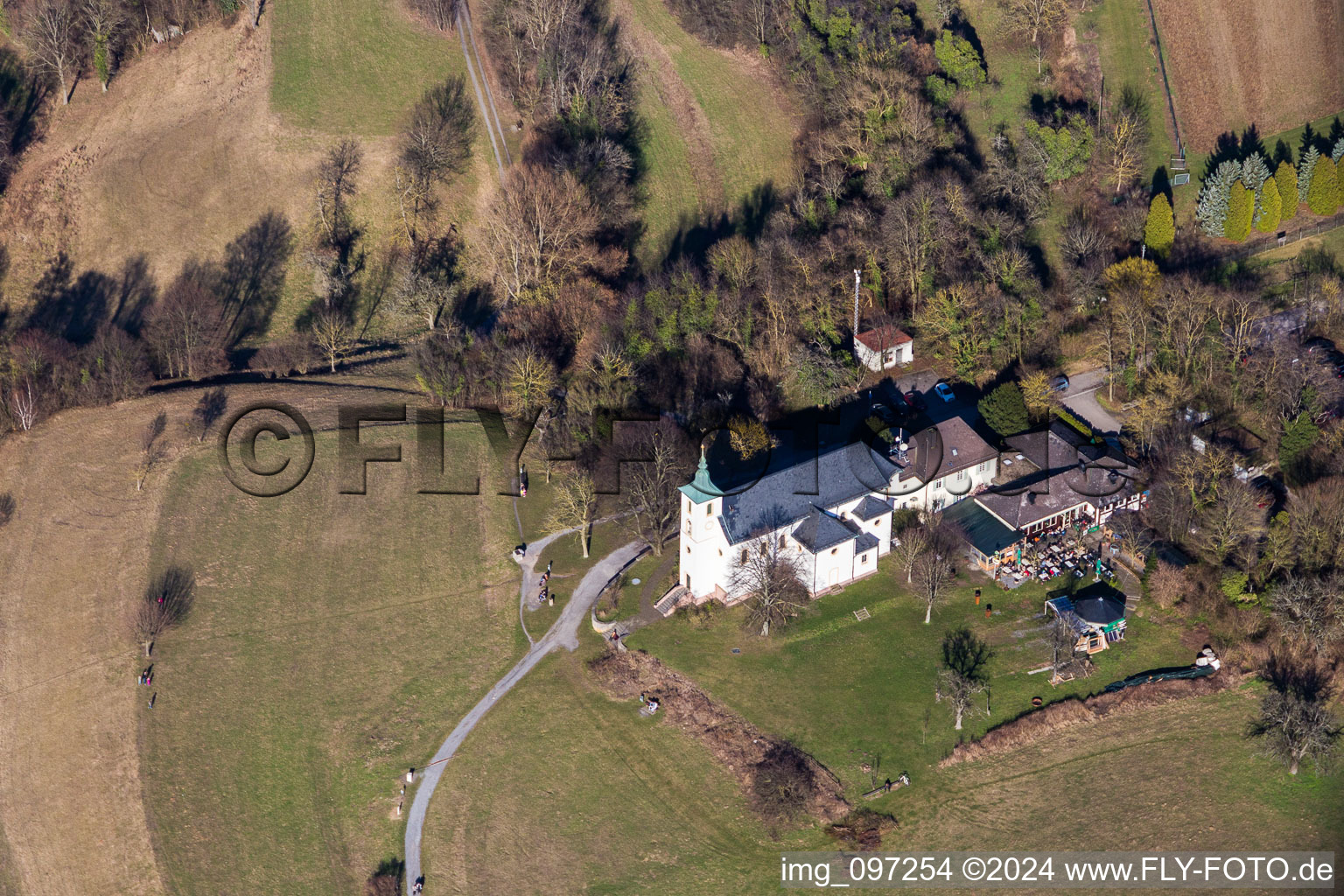 Vue aérienne de Chapelle Michaelskapelle sur le Michaelsberg à le quartier Untergrombach in Bruchsal dans le département Bade-Wurtemberg, Allemagne