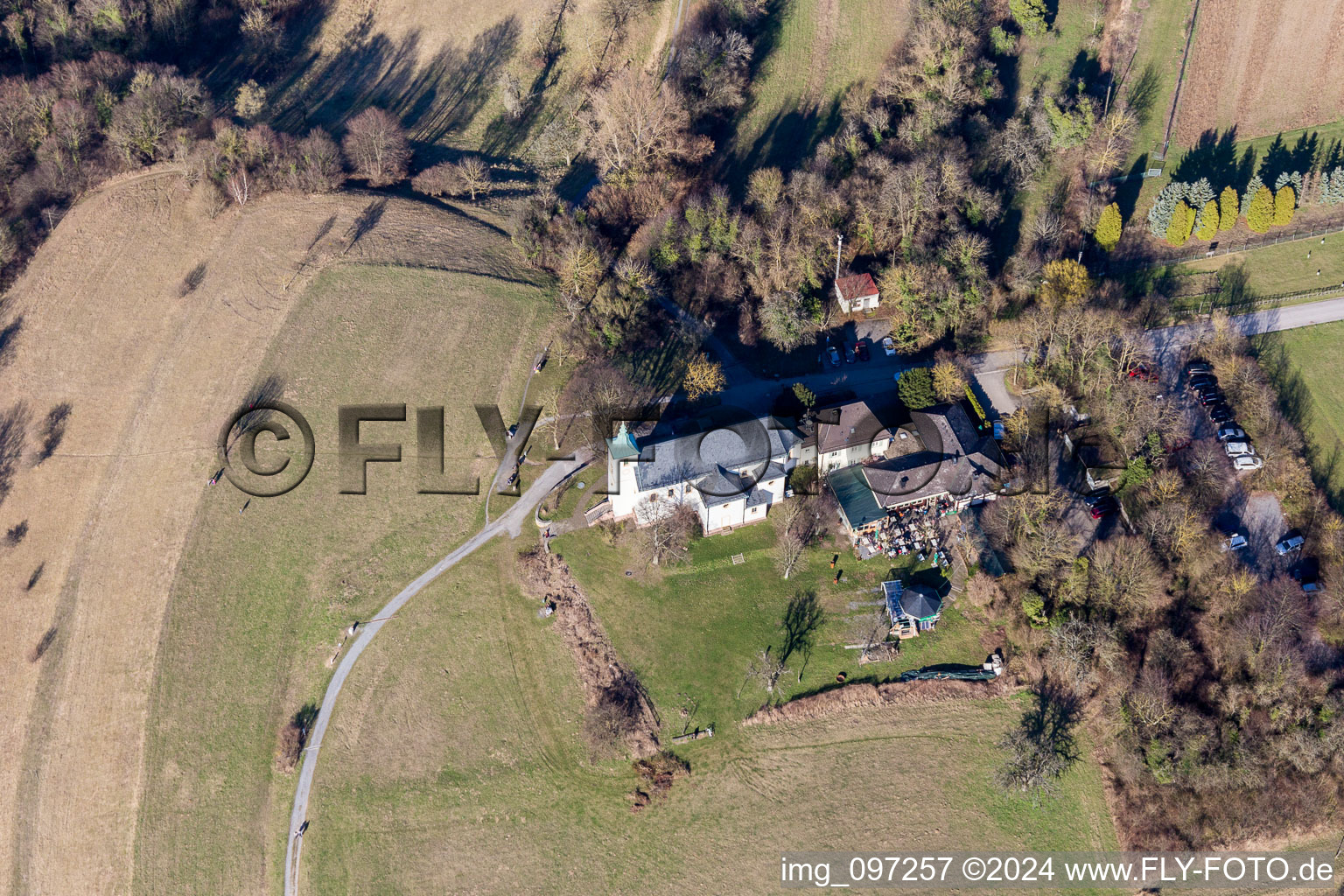 Photographie aérienne de Chapelle Michaelskapelle sur le Michaelsberg à le quartier Untergrombach in Bruchsal dans le département Bade-Wurtemberg, Allemagne