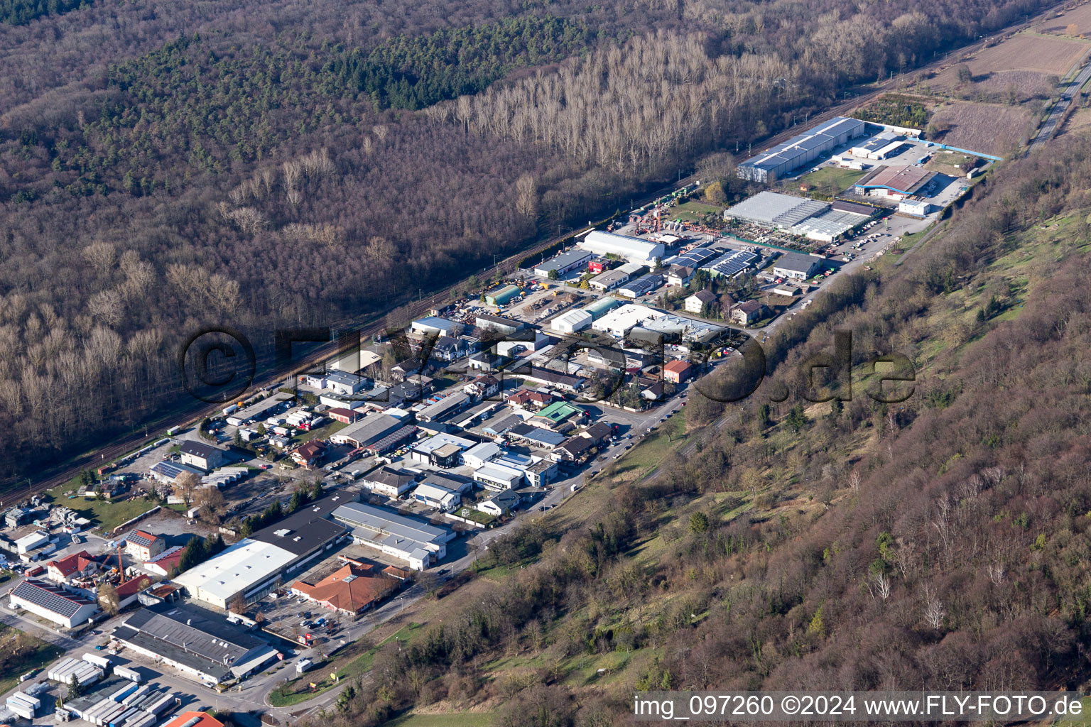 Vue aérienne de Zone industrielle du Schollengarten à le quartier Untergrombach in Bruchsal dans le département Bade-Wurtemberg, Allemagne