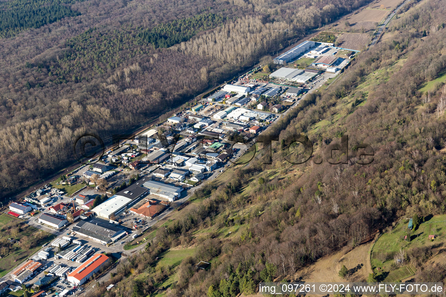 Vue aérienne de Zone industrielle du Schollengarten à le quartier Untergrombach in Bruchsal dans le département Bade-Wurtemberg, Allemagne